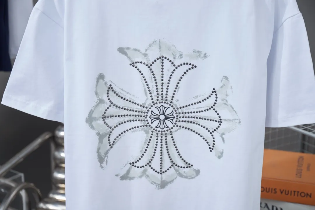🅿️200 Chrome Hearte 25SS early spring new model, printed hot diamond short sleeves, light luxury, a must-have item for daily commuting for men and women, correct version, welcome to compare, detailed features · 280 grams of 100% pure cotton double yarn jersey fabric · Special thickened 32 pieces of double-strand 1X1 thread in the same vat · Environmentally friendly screen hand printing ➕ Imported Australian matte pearl diamond ➕ Three-dimensional wow glue high temperature hot pressing · Double-needle sewing and cross-seam technology · Original main mark, washed tag, branded moisture-proof paper packaging Color: black/white/grey Size: S/M/L/XL